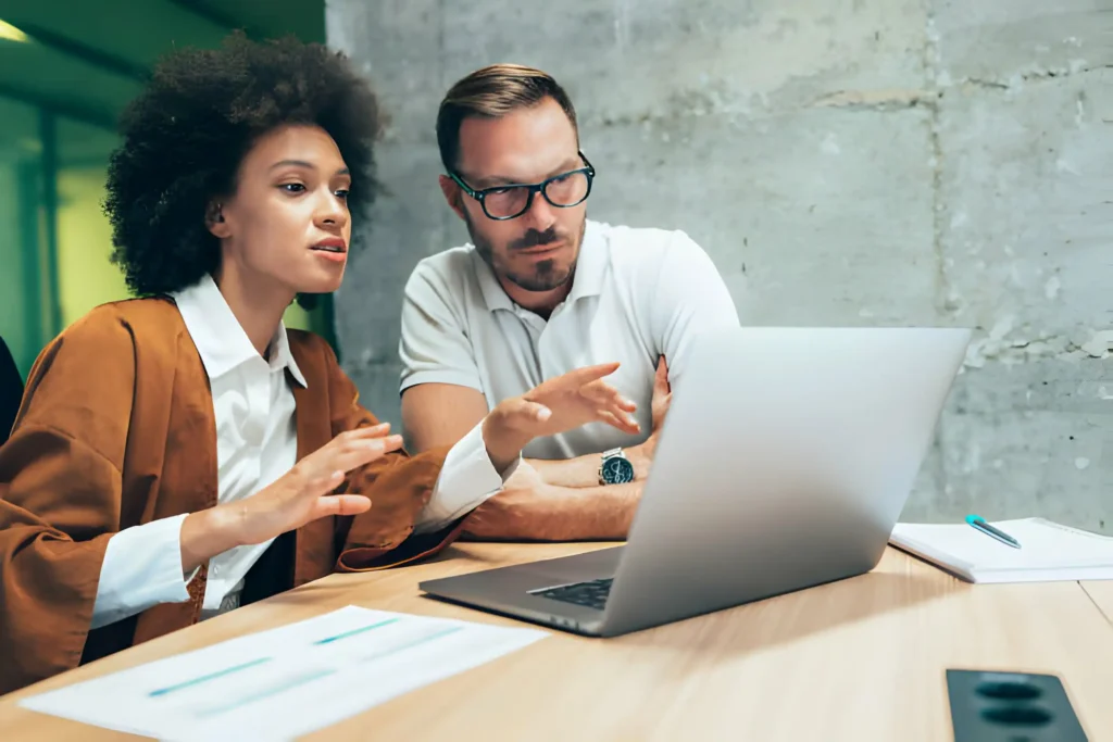 3 ejemplos de currículum de analista de negocios + Guía dos analistas de negocios trabajando