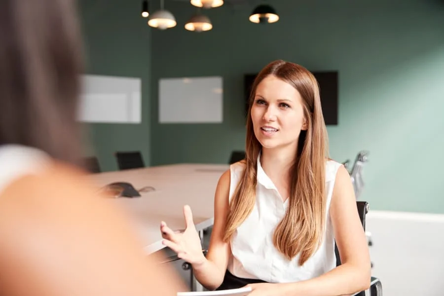 ✓ Autoiniciativa ▷ convincente en el trabajo y en la aplicación mujer mostrando autoiniciativa