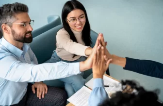 Grupo de trabajadores con voluntad de compromiso