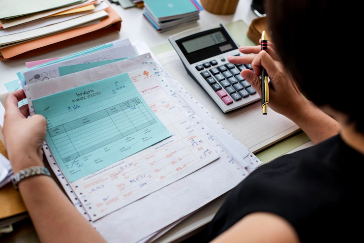 mujer asiática trabajando en contabilidad