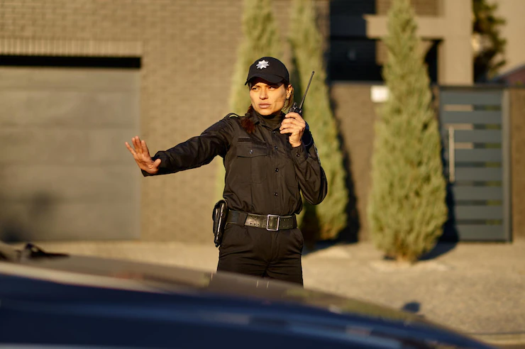 mujer policia deteniendo un auto