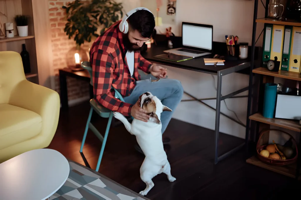 Trabajador autónomo con su perro