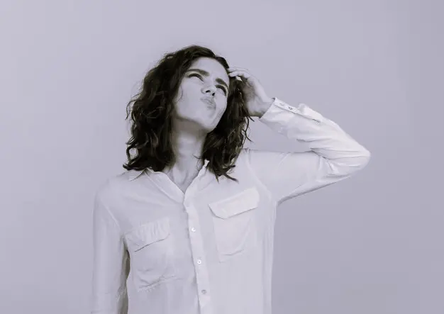 chica se rasca la cabeza pensando c&oacute;mo utilizar adjetivos en un curr&iacute;culum