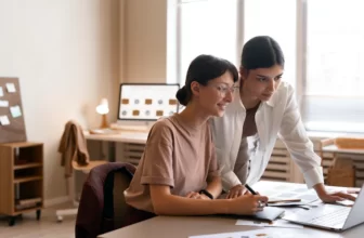Dos chicas en la Preparación de un nuevo proyecto
